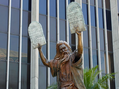 carrying-moses-statue-tablets